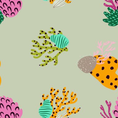 Güzel mercanları olan parlak sualtı desenleri..