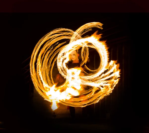 Feuershow flammende Spuren — Stockfoto