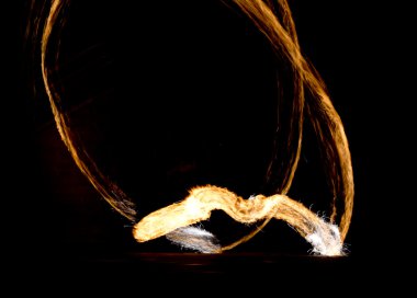 Yollar yanan ateş gösterisi