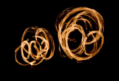 Yollar yanan ateş gösterisi