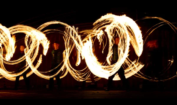 Feuershow flammende Spuren — Stockfoto