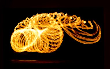 Yollar yanan ateş gösterisi