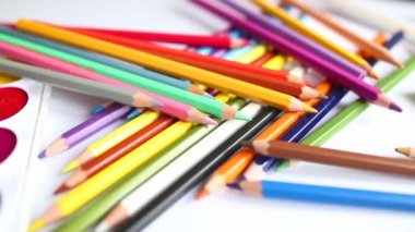 yakın çekim renkli kalem ve suluboya