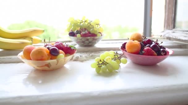 Bir pencere pervazına üzerinde farklı yaz meyve — Stok video