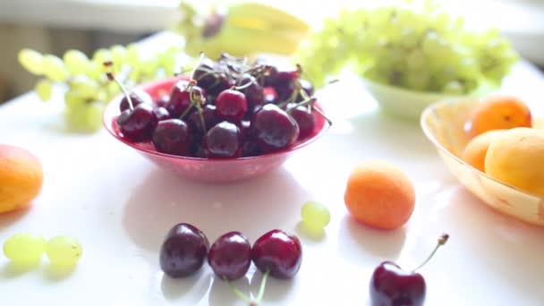 Las frutas diferentes veraniegas a la mesa — Vídeo de stock