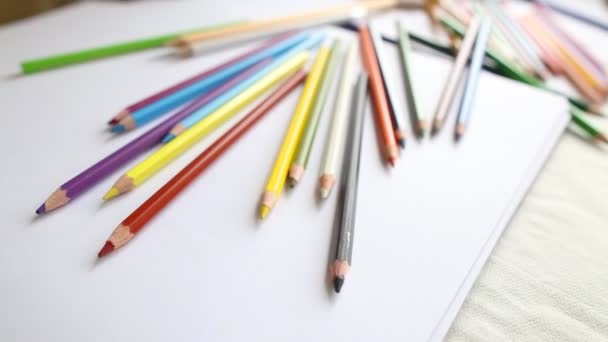 Crayons de couleur gros plan et aquarelle — Video