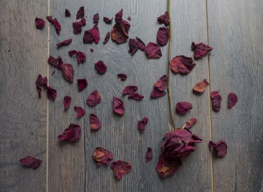 Kuru gül yaprakları 