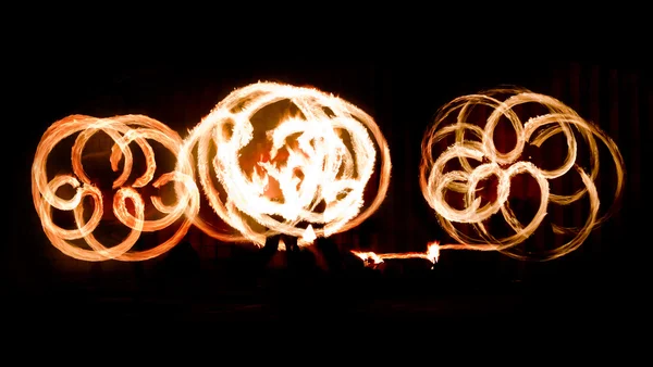 Feuershow flammende Spuren — Stockfoto