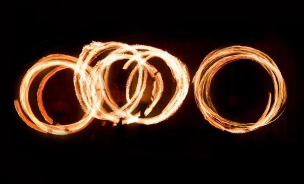 Feuershow flammende Spuren — Stockfoto