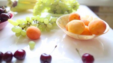 bir tabloda farklı yaz meyve