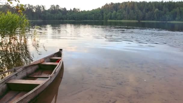 Barco no lago — Vídeo de Stock