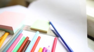 yakın çekim renkli kalem ve suluboya