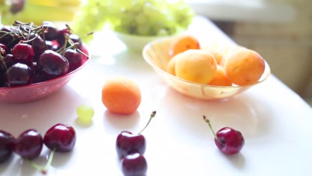 Olika sommar frukt på ett bord — Stockvideo