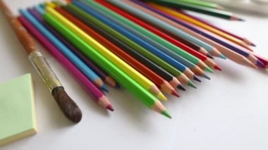 yakın çekim renkli kalem ve suluboya