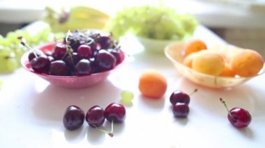 bir tabloda farklı yaz meyve