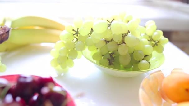 Olika sommar frukt på ett bord — Stockvideo