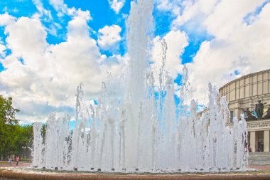 24 Haziran 2015: Fountain yakınındaki Opera Tiyatrosu, Minsk