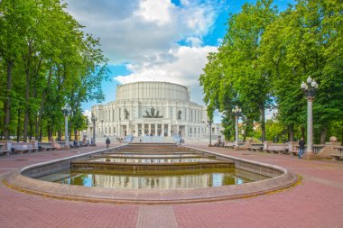 24 Haziran 2015: Fountain yakınındaki Opera Tiyatrosu, Minsk