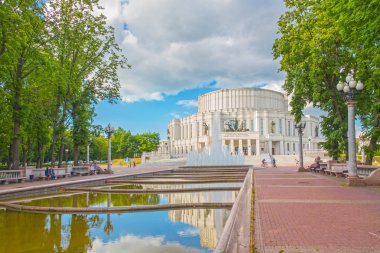 24 Haziran 2015: Fountain yakınındaki Opera Tiyatrosu, Minsk