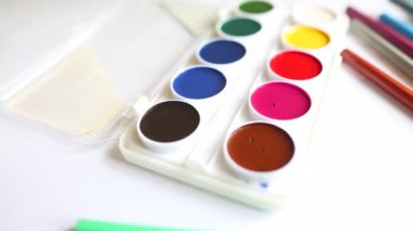 yakın çekim renkli kalem ve suluboya