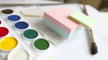 yakın çekim renkli kalem ve suluboya