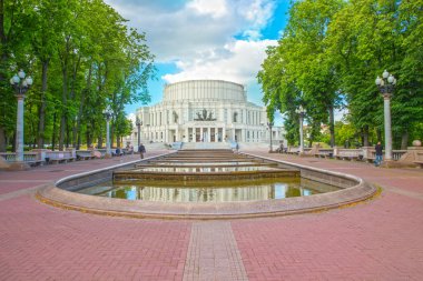 24 Haziran 2015: Fountain yakınındaki Opera Tiyatrosu, Minsk