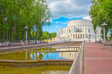24 Haziran 2015: Fountain yakınındaki Opera Tiyatrosu, Minsk