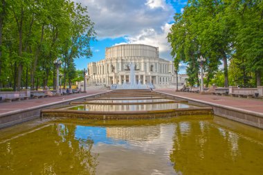 24 Haziran 2015: Fountain yakınındaki Opera Tiyatrosu, Minsk