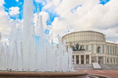 24 Haziran 2015: Fountain yakınındaki Opera Tiyatrosu, Minsk