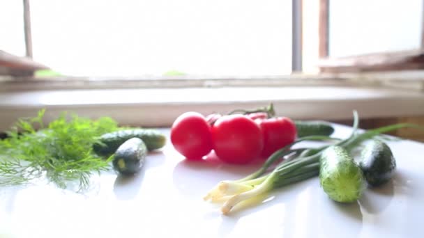 Tomates y pepinos sobre la mesa en la cocina — Vídeo de stock