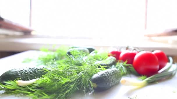 Tomates e pepinos na mesa na cozinha — Vídeo de Stock