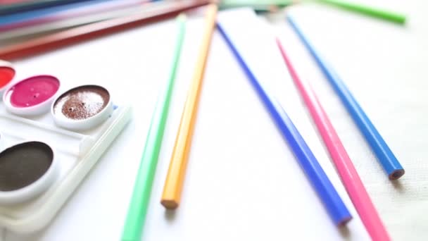 Crayons de couleur gros plan et aquarelle — Video