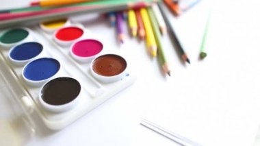 yakın çekim renkli kalem ve suluboya