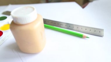 yakın çekim renkli kalem ve suluboya