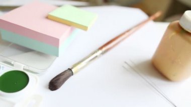 yakın çekim renkli kalem ve suluboya