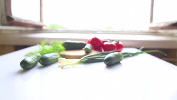 Tomates y pepinos sobre la mesa en la cocina — Vídeo de stock