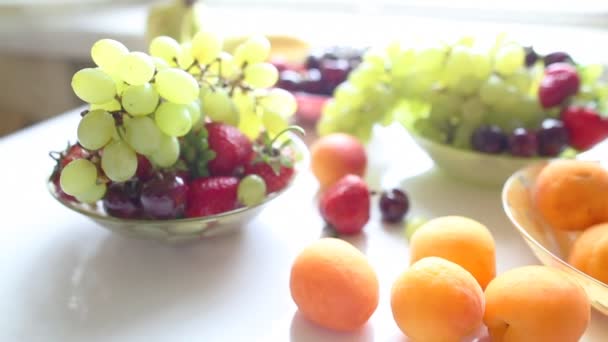 Différents fruits d'été sur une table — Video