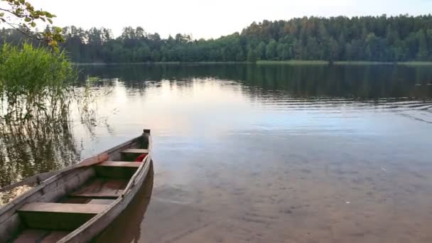 Barco en el lago — Vídeos de Stock