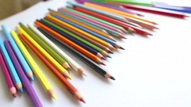 yakın çekim renkli kalem ve suluboya