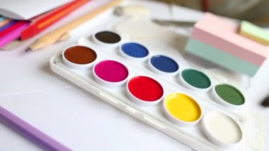 yakın çekim renkli kalem ve suluboya