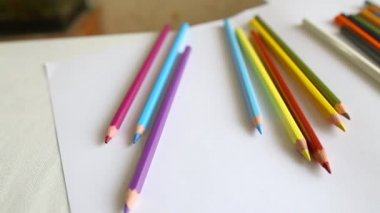 yakın çekim renkli kalem ve suluboya