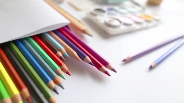 Närbild färgpennor och akvarell — Stockvideo