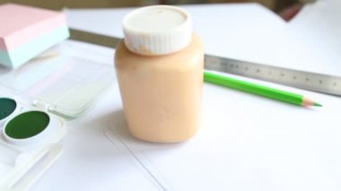 yakın çekim renkli kalem ve suluboya