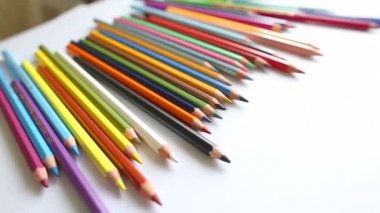 yakın çekim renkli kalem ve suluboya