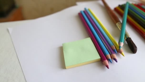 Lápices de colores de primer plano y acuarela — Vídeos de Stock