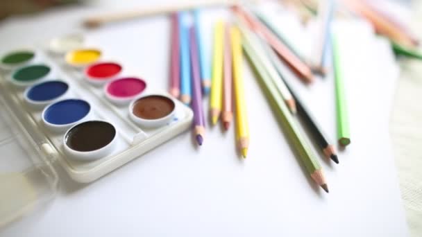 Crayons de couleur gros plan et aquarelle — Video