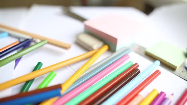 Крупним планом кольорові олівці та акварель — стокове відео
