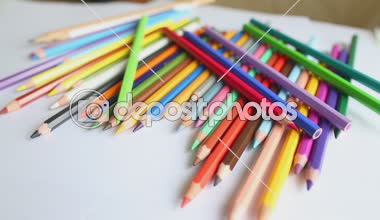 yakın çekim renkli kalem ve suluboya