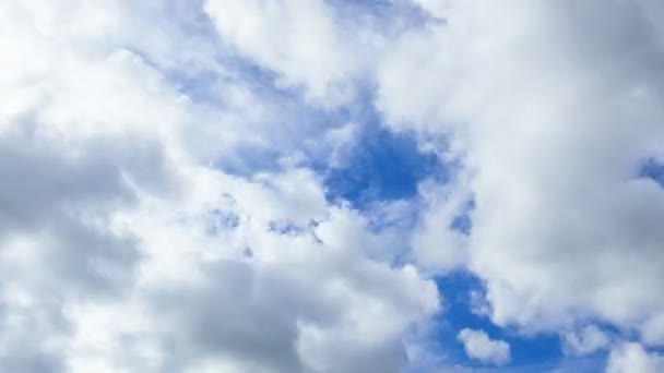 Las nubes se elevan por toda la pantalla. Caducidad — Vídeo de stock