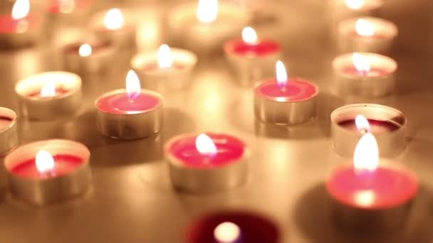 Kerzen schließen sich — Stockvideo